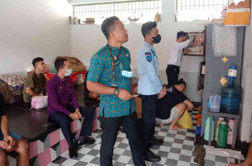 Tim Satops Patnal dan Petugas Rutan Kelas IIB Gianyar, Geledahan Kamar Hunian WBP