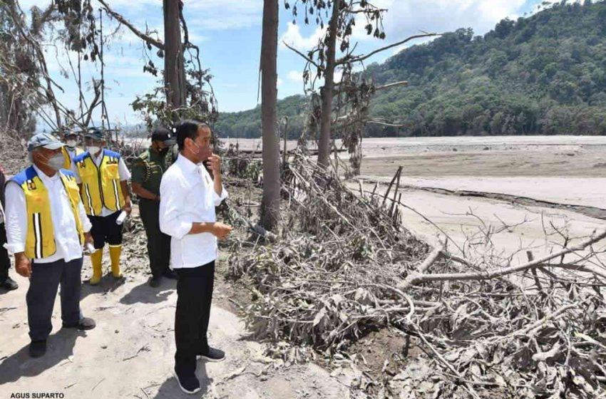 Presiden Jokowi Pastikan Seluruh Kekuatan Dikerahkan Tangani Dampak Erupsi Gunung Semeru