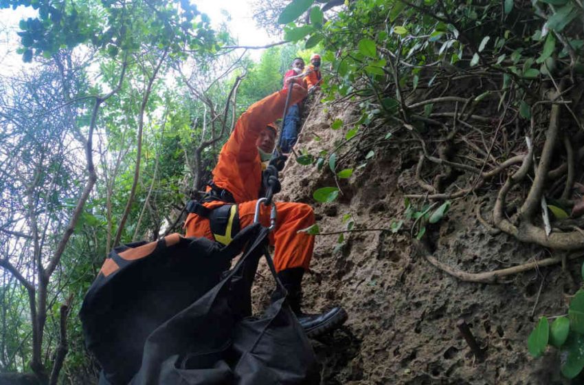  Membusuk di Tebing Karang Boma Pecatu, Jenazah Tanpa Identitas Berhasil Dievakuasi