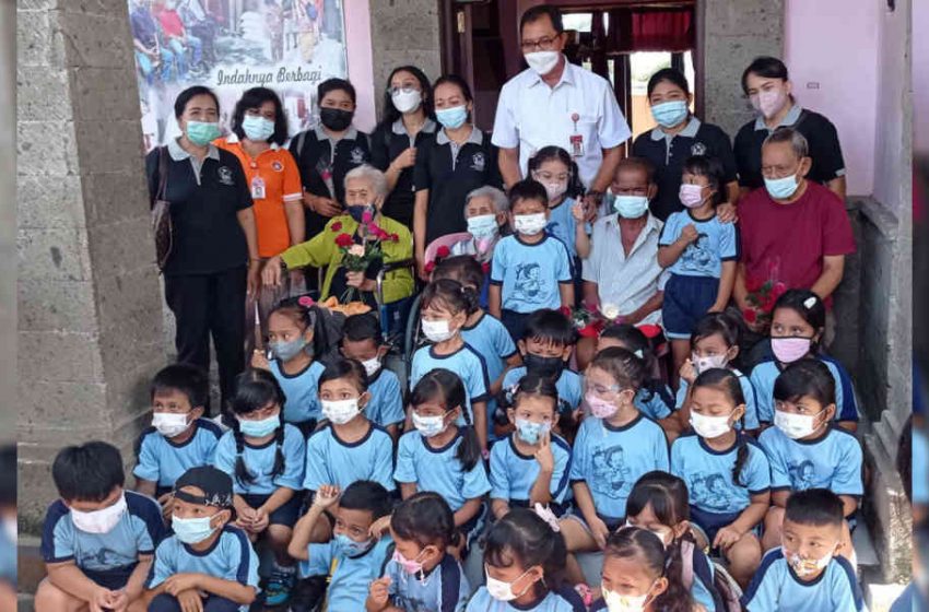  Puluhan Anak TK Pradnya Pramita Sadu Tabanan, Berkunjung ke Panti Jompo Kampung Investasi Hati