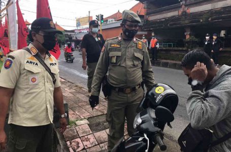 Belasan Orang Terjaring di Padangsambian, Pelanggar Berdalih Lupa Bawa Masker